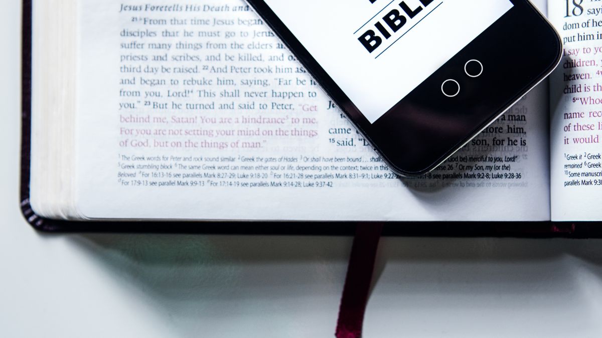 Las 12 mejores aplicaciones para leer la Biblia en el móvil