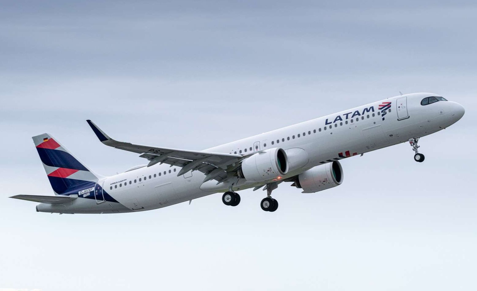 Cómo obtener promociones en boletos de avión LATAM en Colombia